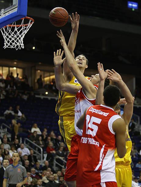 展现出冷静 展现出冷静